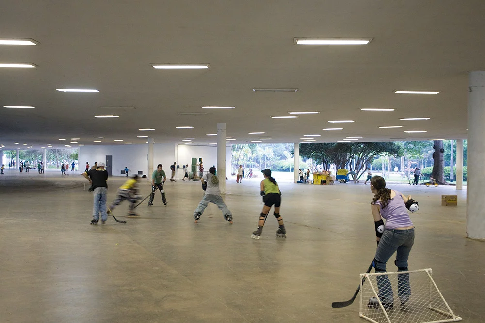 Grupo de patinadores jogando Hockey Inline, sob a marquise, Fonte: Cidade e Cultura SP (2025)