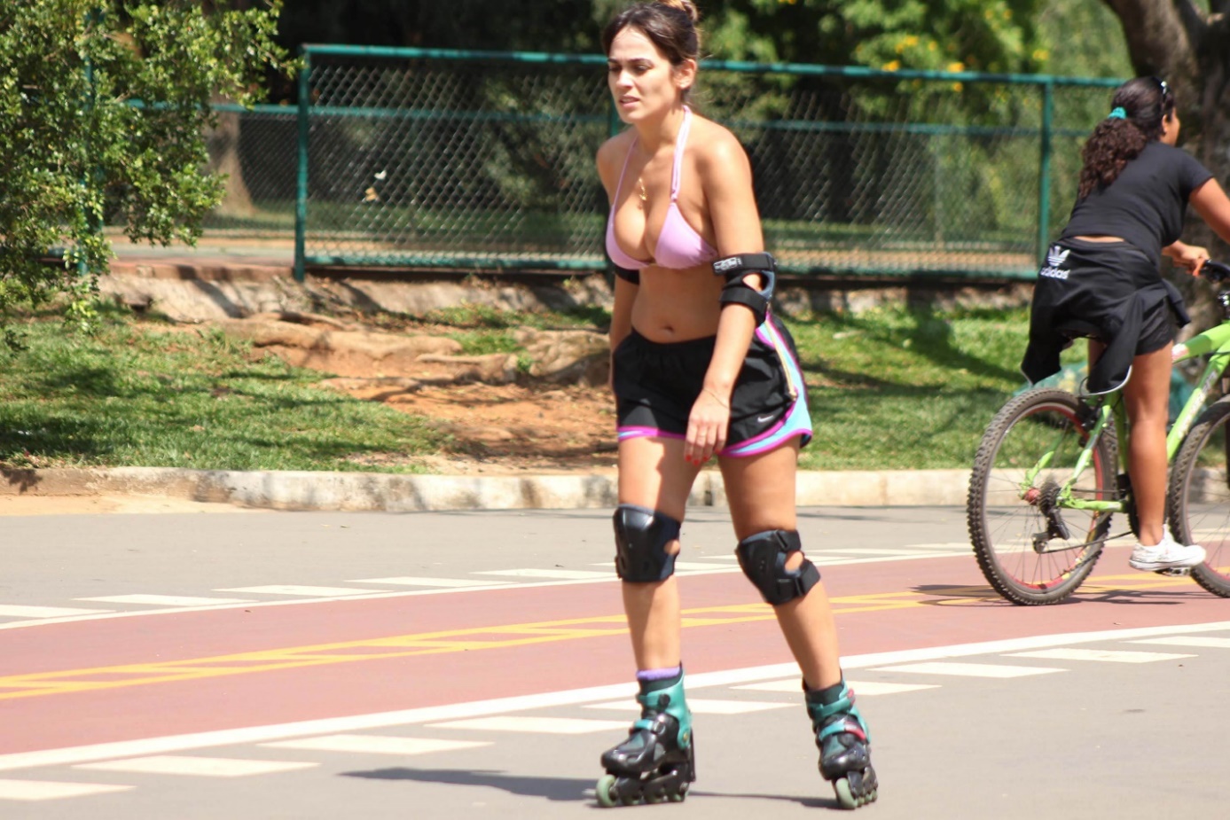 Patinadora em alameda do Ibirapuera, próximo às quadras, Fonte: Ibirapuera (2025)