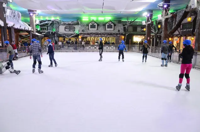 Pista de patinação do Snowland em Gramado (RS) (Snowland / Divulgação) – Fonte Viagem e turismo Abril (2014)