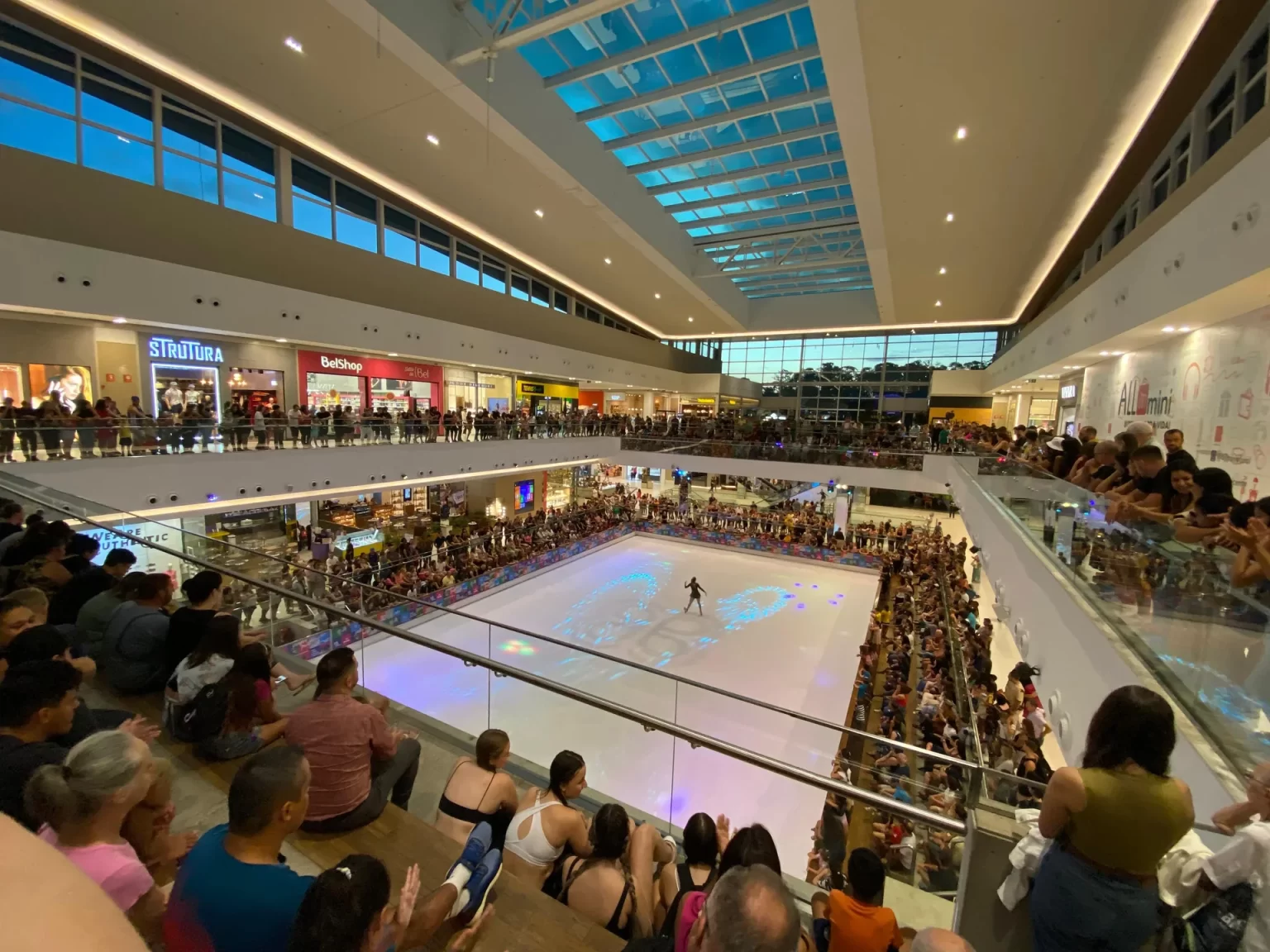 Pista de patinação no gelo (fixa) no Park Shopping Canoas– Fonte: Park Shopping Canoas (2025)