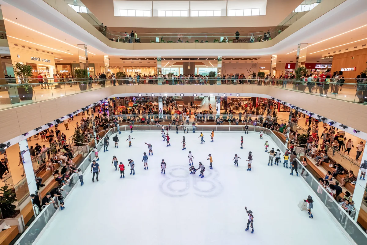 Pista de patinação no gelo (fixa) no Shopping Park Jacarepaguá – Fonte: Park Jacarepaguá (2025)