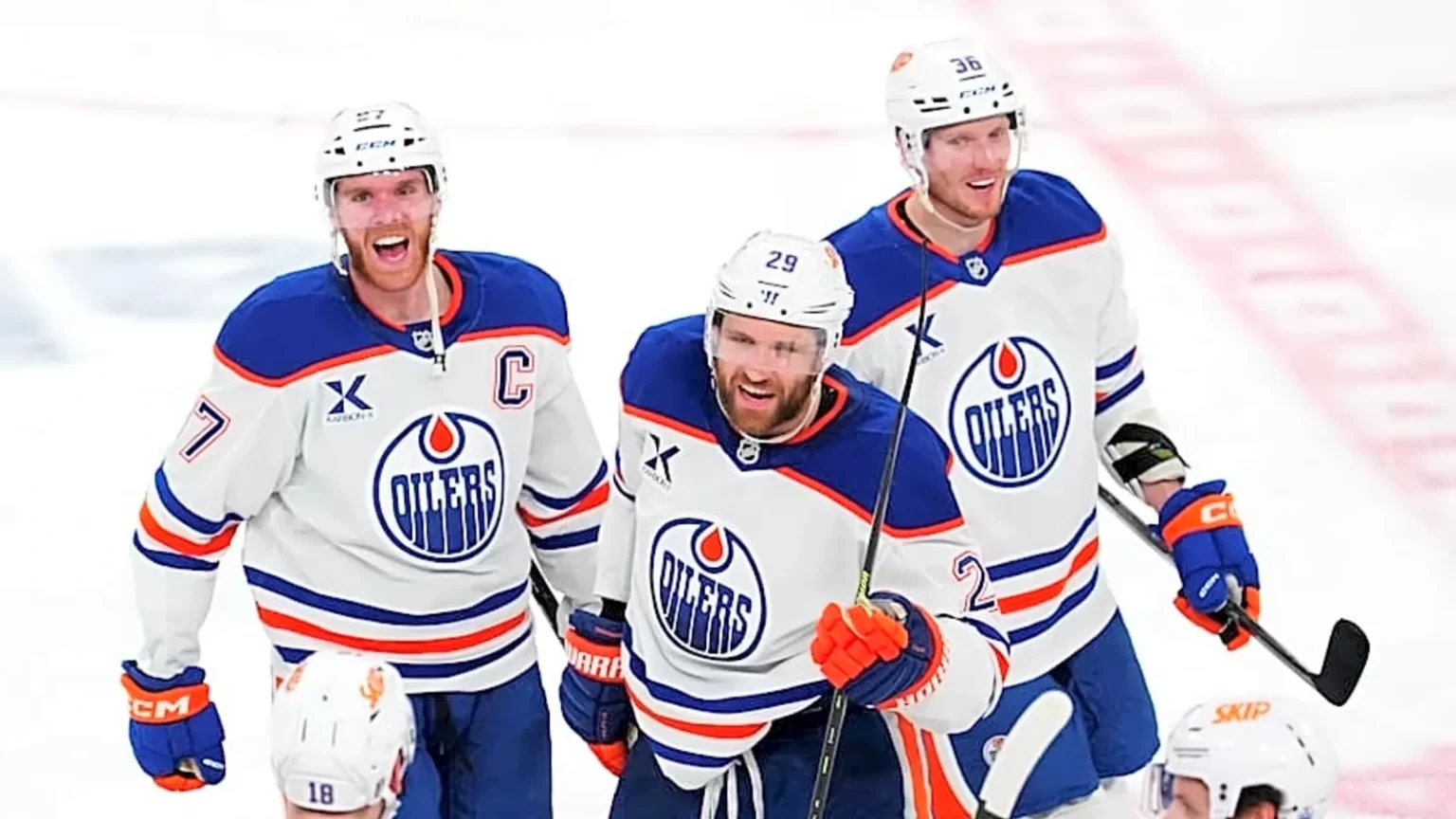 Jogadores do Oilers comemoram a vitória sobre o Vegas Golden Knights por 1 a 0, que fechou a série por 4 a 1. Crédito obrigatório: Stephen R. Sylvanie-Imagn - Images Stephen R. Sylvanie-Imagn Images – Fonte: Yardbarker (2025).