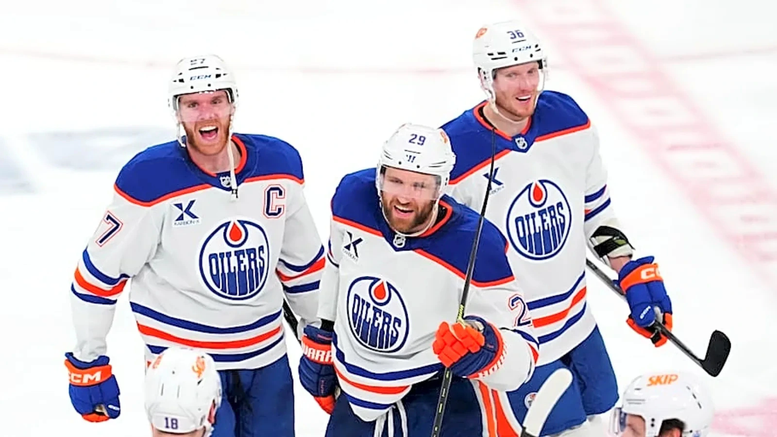 Jogadores do Oilers comemoram a vitória sobre o Vegas Golden Knights por 1 a 0, que fechou a série por 4 a 1. Crédito obrigatório: Stephen R. Sylvanie-Imagn - Images Stephen R. Sylvanie-Imagn Images – Fonte: Yardbarker (2025). 