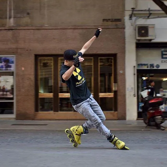 Patinador Inline praticando Slide - Fonte: Pinterest 524880531562769349 (2025)