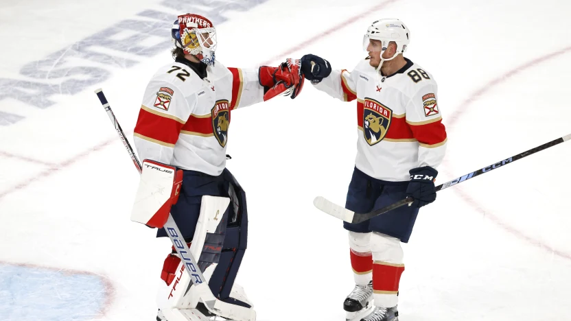 Jogadores do Flórida Panthers comemoram a vitória diante do Carolina Hurricanes, no jogo 1 da Conferência Leste da NHL 2025 – Fonte: NHL (2025)