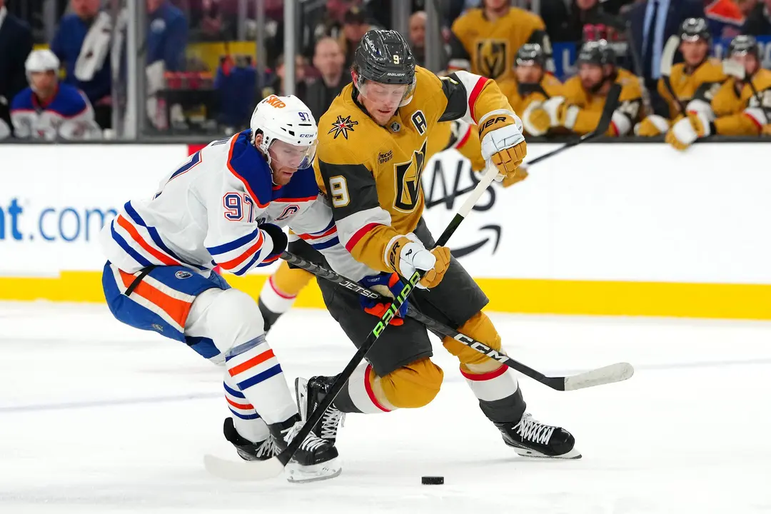 Jogo entre Vegas Golden Knights x Edmonton Oilers – Foto: Stephen R. Sylvanie/Imagn Images – Fonte: Daily Face Off (2025)
