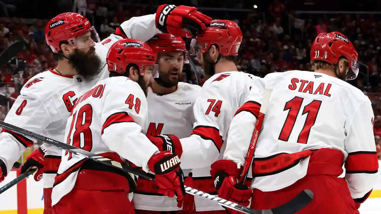 O time do Carolina Hurricanes comemora gol no jogo 5, contra Washinton Capitals. Por: Harvey Valentine – Fonte: NHL (2025)