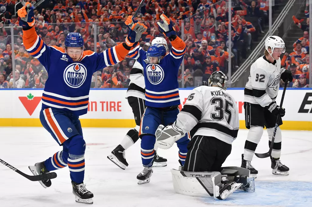 Adam Henrique, do Edmonton, ao centro, comemora depois de marcar contra o goleiro do Kings, Darcy Kuemper, no jogo 6 da primeira rodada dos playoffs da Conferência Oeste. Foto: Andy Devlin / NHLI via Getty Images (2025)