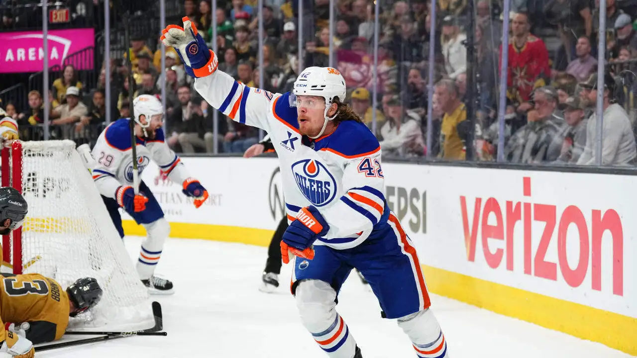 Kasperi Kapanen comemora o gol que classificou a Equipe do Edmonton Oilers para a final da Conferência Oeste de 2025 – Por: Paulo De Los Santos – Fonte: NHL (2025)
