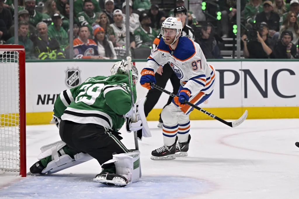 O Goleiro do Dallas Jake Oettinger (29) defende chute de Connor McDavid (97) durante o jogo 1 das finais de conferência Oeste da NHL – Foto: Jerome Miron-Imagn Images - Fonte: DK Network (2025)