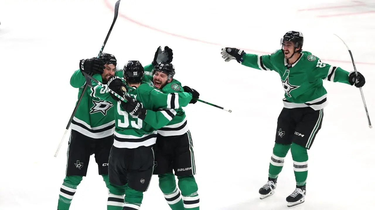Os jogadores do Dallas Stars comemoram a classificação para a final da conferência Oeste. Por Taylor Baird - Fonte: NHL (2025)