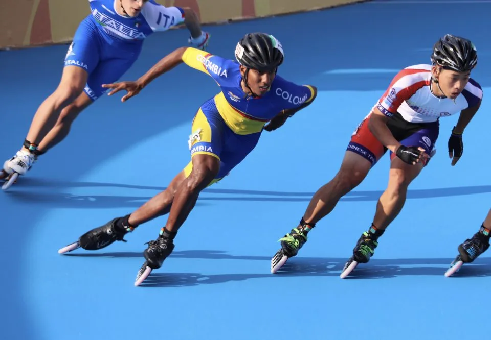Patinador Colombiano Jhony Ângulo, de amarelo e azul, compete em prova em Buenos Aires. Fonte: Panam Sports