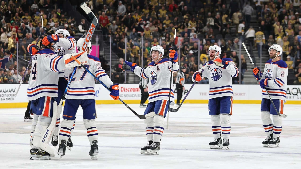 5 – Jogadores do Edmonton Oilers comemoram a vitória sobre o Edmonton Oilers que classificou o time para a final da Conferência Oeste de 2025 – Por: Paulo De Los Santos – Fonte: NHL (2025)