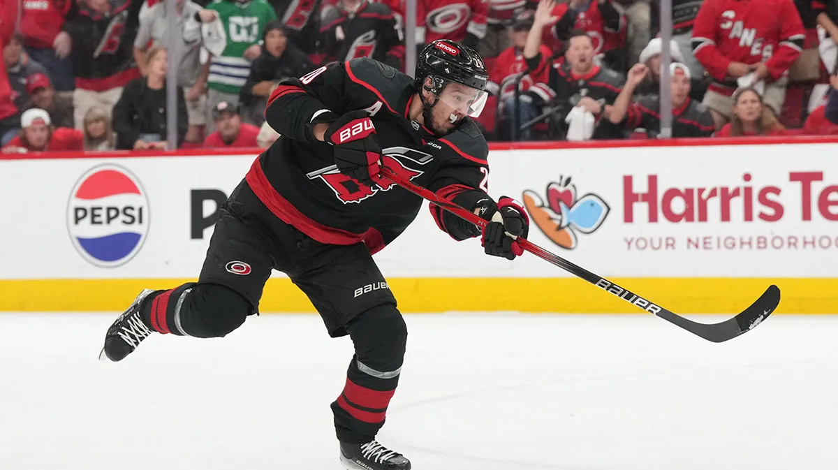 Sebastian Aho, do Carolina Hurricanes, no jogo 5 da final da conferência Leste 2025 da NHL, em 28/05/2025 – Por: Christopher Hennessy – Fonte: Clutch Points (2025)