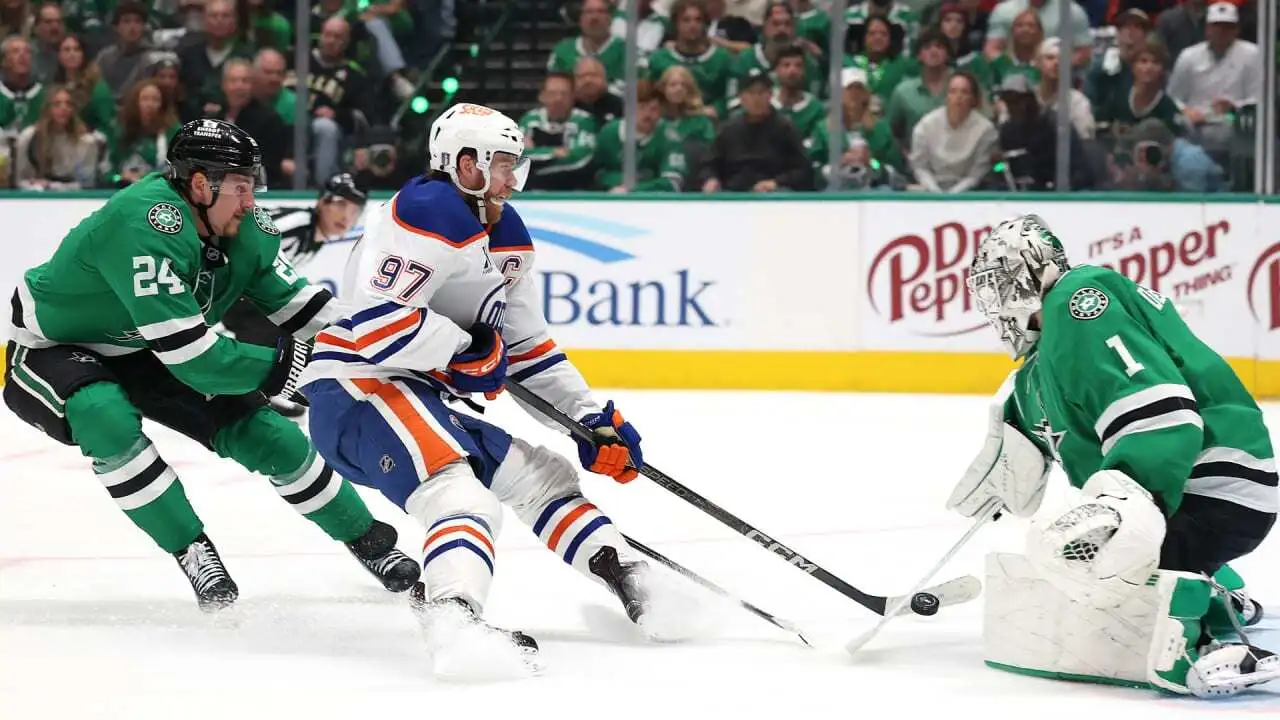 Connor McDavid, do Edmonton Oilers, marca o seu gol diante do Dallas Stars, no jogo 5, do final da Conferência Oeste, ocorrido em 29/05/2025. Fonte: NHL (2025)