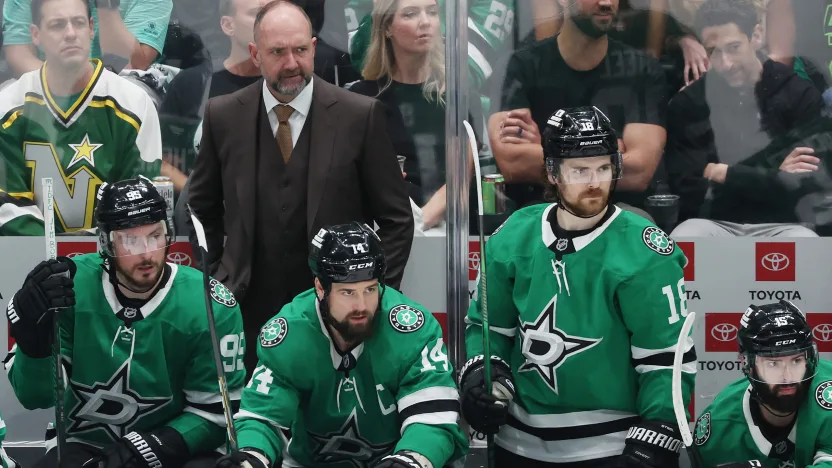 Jogadores do Dallas no banco, com o técnico ao fundo no jogo 5 da final da Conferência Oeste, ocorrido em 29/05/2025. Fonte: NHL (2025)