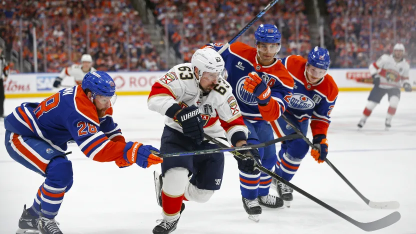 Disputa no jogo 1 da grande final da Stanley Cup de 2025, disputada entre Panthers e Oilers no dia 04/06/25, em Edmonton. Fonte: NHL (2025)