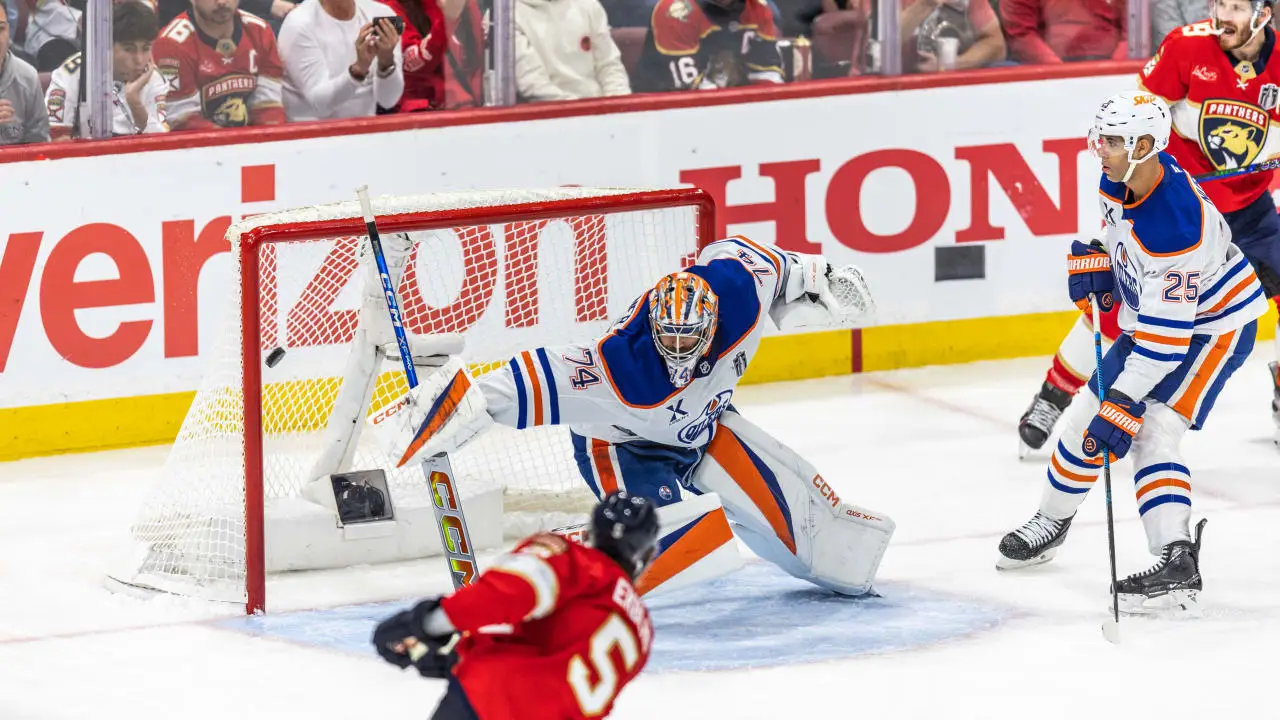 O jogador do Panthers, Aaron Ekblad (5) chuta para o gol de Stuart Skinner, dos Oilers, no jogo 3 da final da Stanley Cup, disputada no dia 09/06/2025 na Amerant Bank Arena, em Sunrise, Flórida. Fonte: NHL (2025).