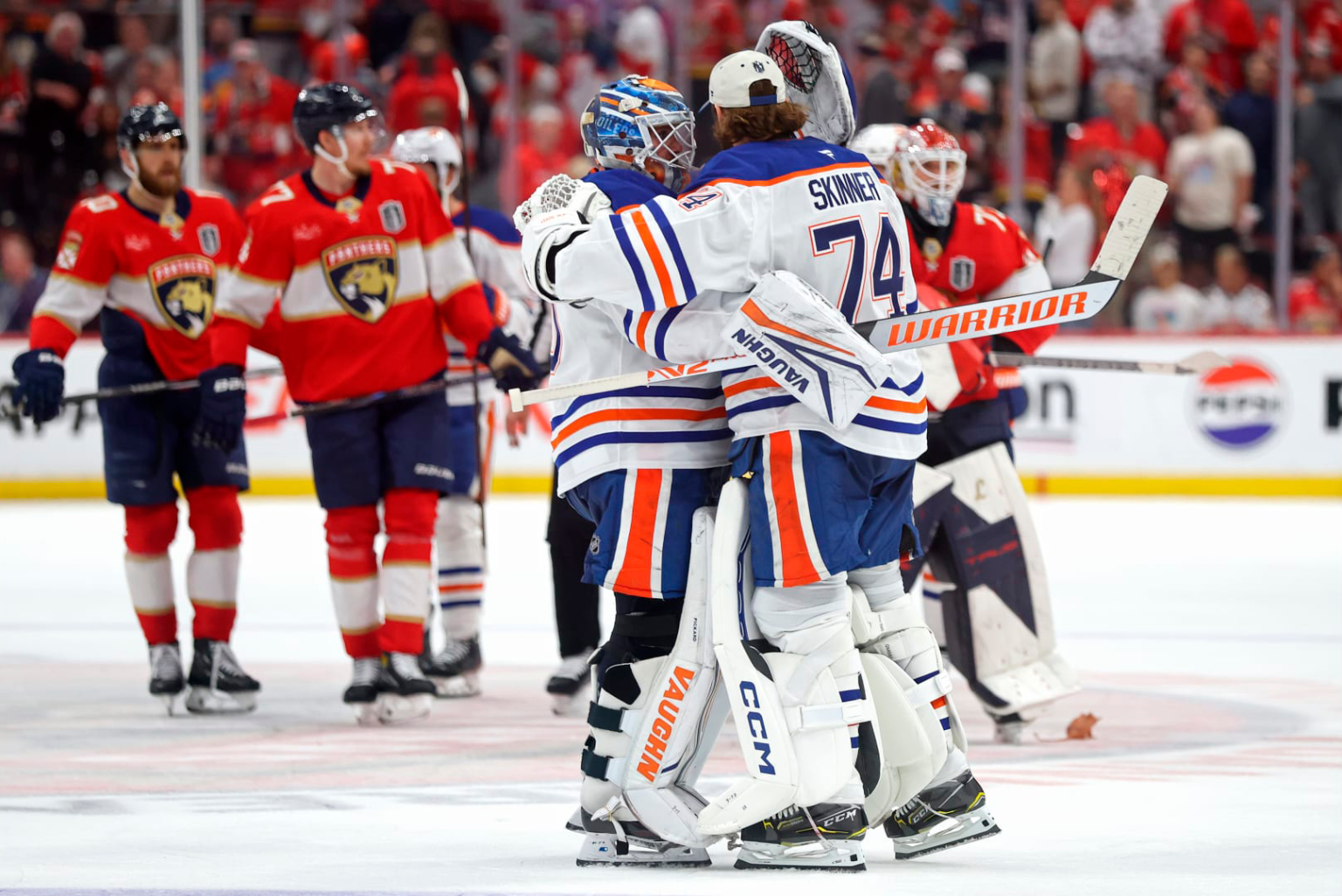 Os goleiros dos Oilers, Skinner e Pickard, comemoram a vitória, no jogo 4 da final da Stanley Cup, disputada no dia 12/06/2025 na Amerant Bank Arena, em Sunrise, Flórida. Foto: Media D3 Nhle - Fonte: NHL (2025).