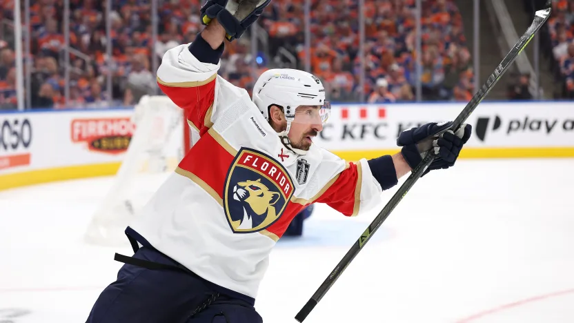 o jogador Brad Marchand, dos Panthers, comemora o seu gol no jogo 2 da grande final da Stanley Cup de 2025, disputada entre Panthers e Oilers no dia 06/06/25, em Edmonton. Fonte: NHL (2025)