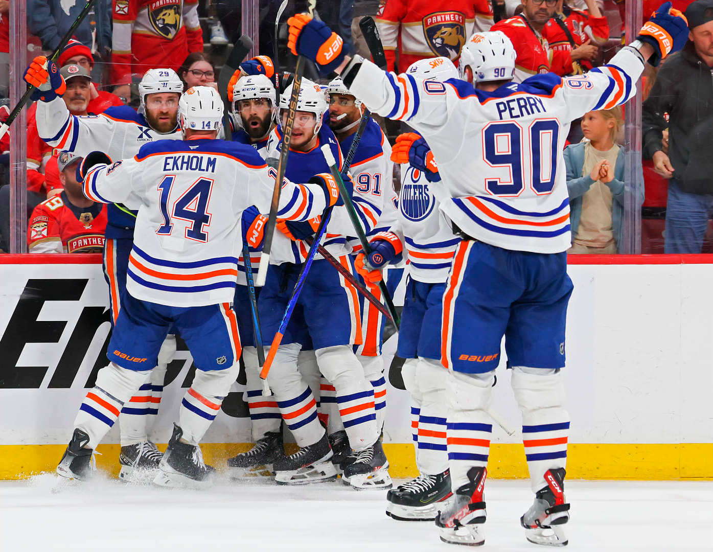 Jogadores dos Oilers, comemoram a vitória, no jogo 4 da final da Stanley Cup, disputada no dia 12/06/2025 na Amerant Bank Arena, em Sunrise, Flórida. Foto: Media D3 Nhle - Fonte: NHL (2025).