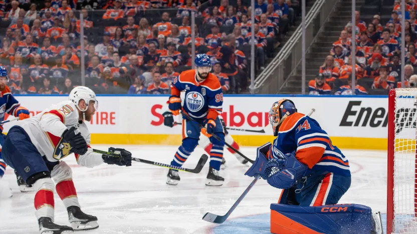 O goleiro dos Oilers defende o chute do atacante da Flórida, no jogo 1 da grande final da Stanley Cup de 2025, disputada entre Panthers e Oilers no dia 04/06/25, em Edmonton. Fonte: NHL (2025)