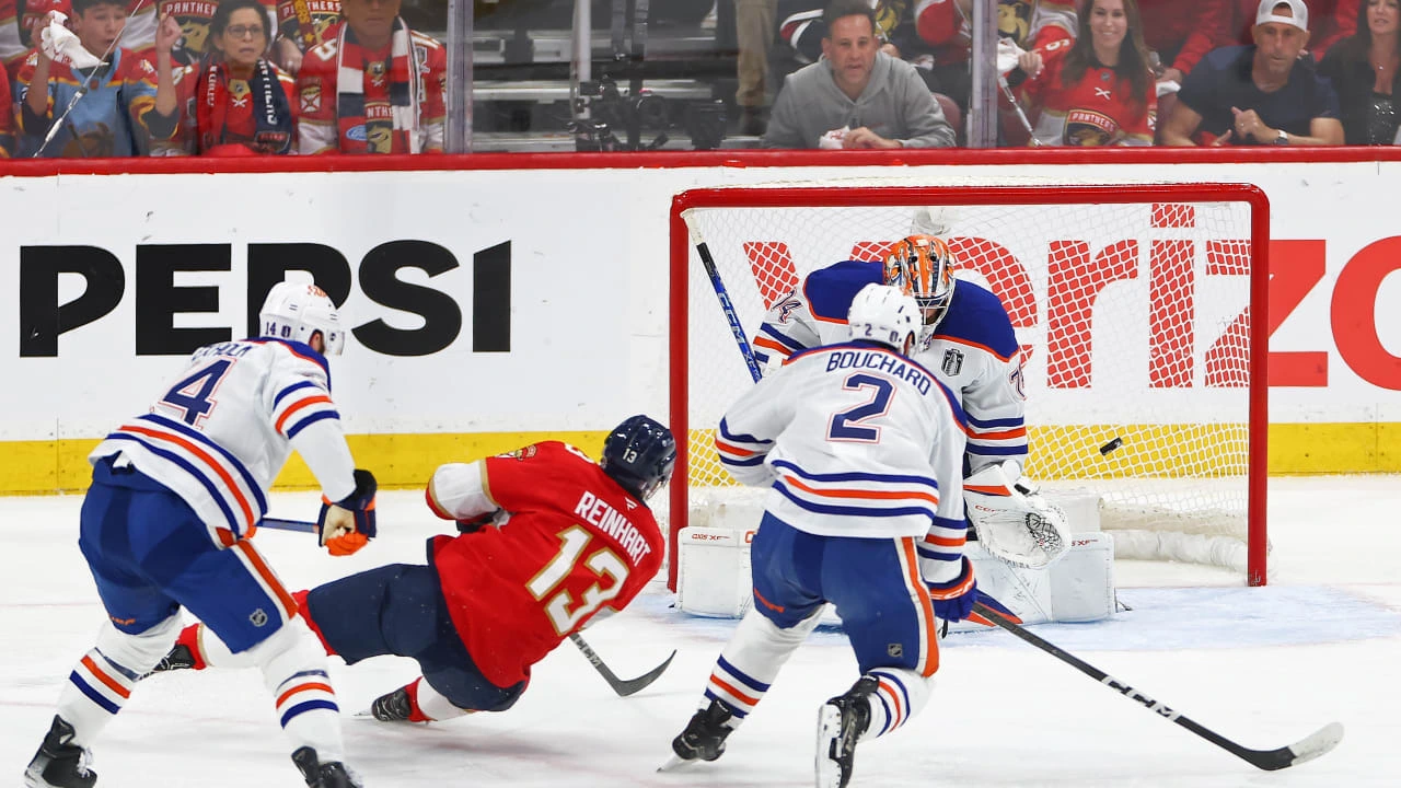 O jogador canadense do Flórida Panthers, Sam Reinhart (13) marca o seu primeiro gol no jogo 6 das finais da Stanley Cup 2025, contra o Edmonton Oilers - Fonte: NHL (2025).