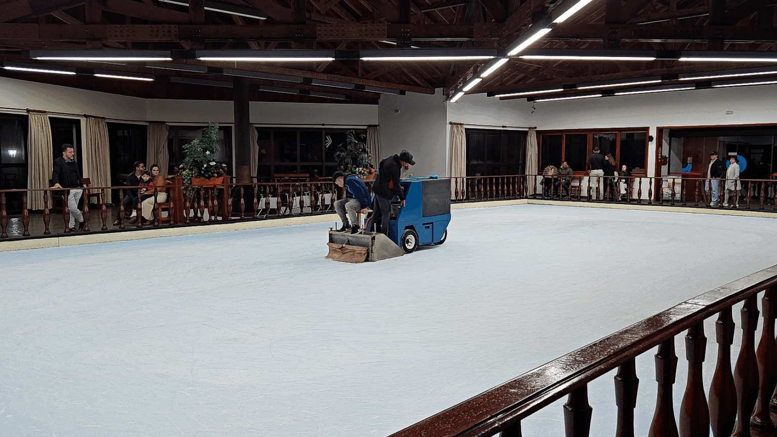 Pista de gelo com Zamboni - Patinação no Gelo de Monte Verde