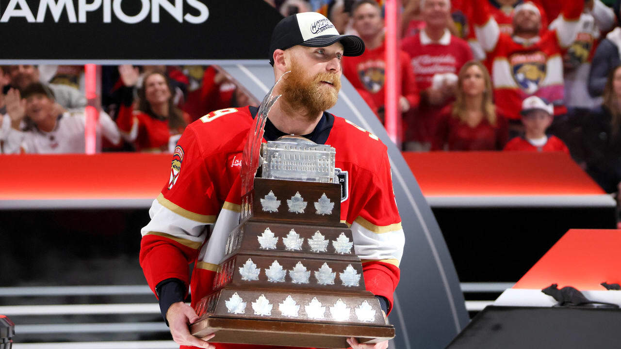 O jogador do Flórida Panthers, Sam Bennett, recebe o troféu de MVP (Jogador mais valiosos) das finais da Stanley Cup 2025- Fonte: NHL (2025).