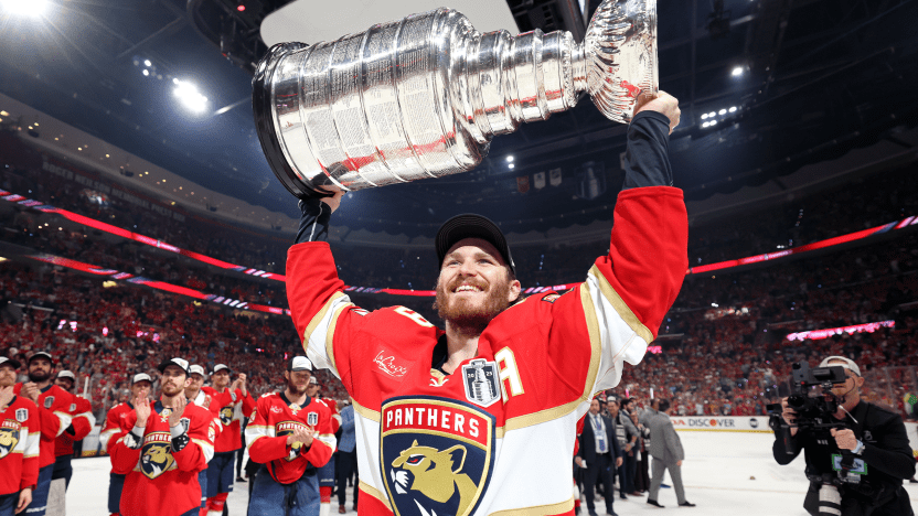 O jogador do Flórida Panthers, Matthew Tkachuk, levanta a Stanley Cup 2025- Por Tom Gulitti – Getty Images - Fonte: NHL (2025).