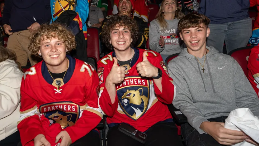 Torcedores presentes ao ginásio, no jogo 1 da grande final da Stanley Cup de 2025, disputada entre Panthers e Oilers no dia 04/06/25, em Edmonton. Fonte: NHL (2025)