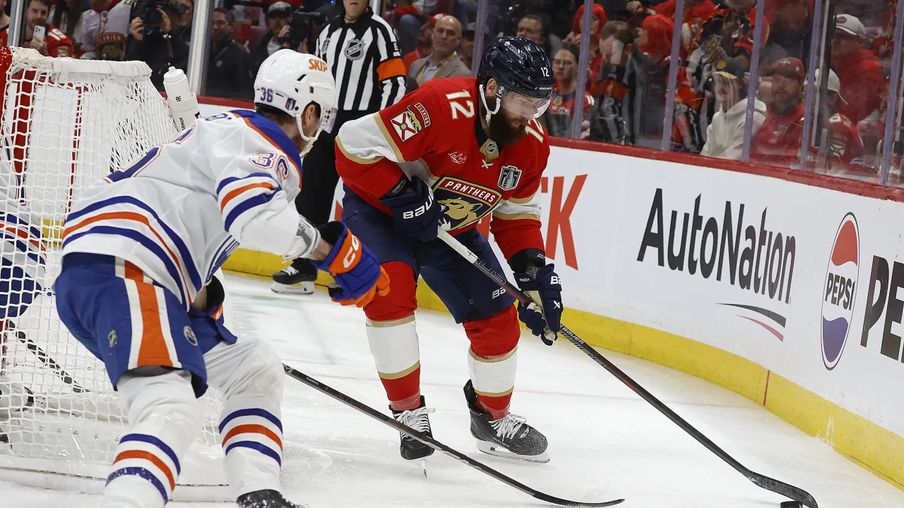 Os jogadores John Klingberg (36) do Oilers, e Jonah Gadjovich (12) do Panthers, disputam o puck no jogo 3 da final da Stanley Cup, disputada no dia 09/06/2025 na Amerant Bank Arena, em Sunrise, Flórida. Fonte: NHL (2025).