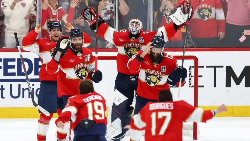 Os jogadores do Flórida Panthers comemoram a conquista da Stanley Cup 2025, contra o Edmonton Oilers -Foto: Julio Aguilar - Getty Images - Fonte: NHL (2025).