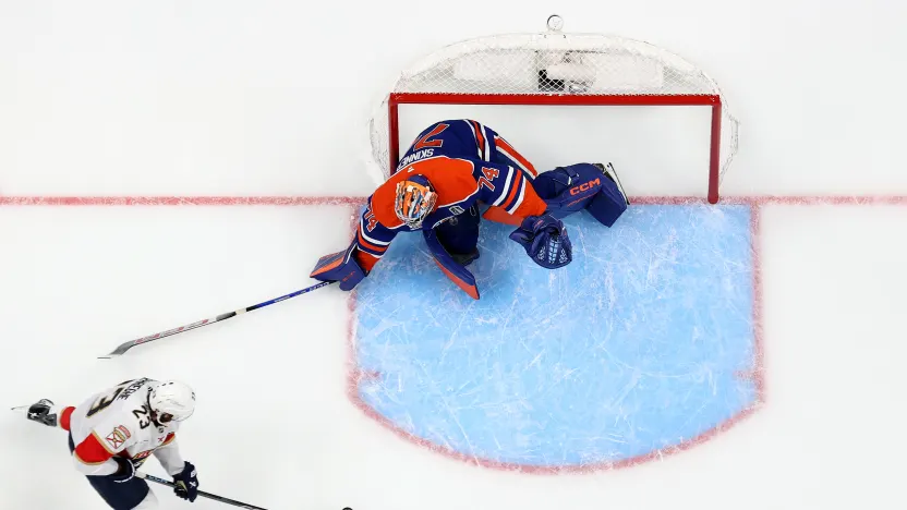 O goleiro dos Oilers defende o chute do atacante da Flórida, no jogo 1 da grande final da Stanley Cup de 2025, disputada entre Panthers e Oilers no dia 04/06/25, em Edmonton. Fonte: NHL (2025)