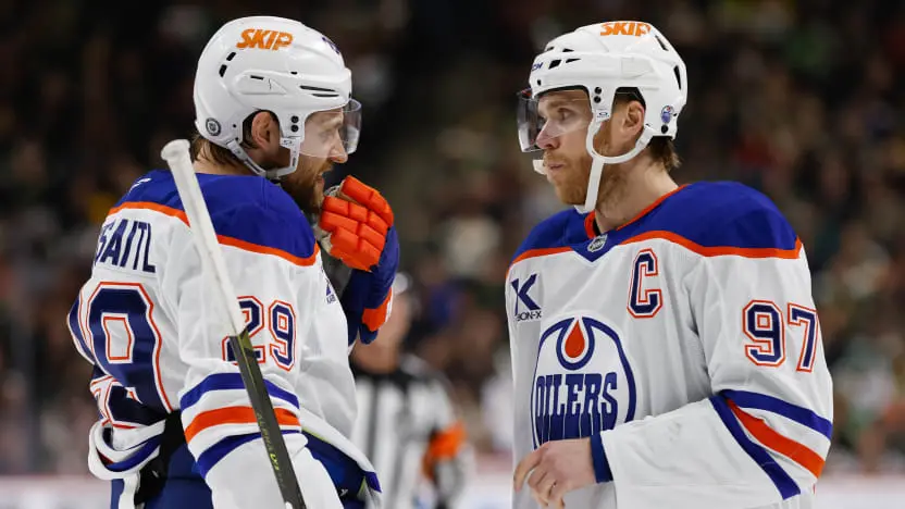 Os jogadores do Edmonton Oilers Leon Draisaitl (esquerda) e Connor McDavid (direita). Foto: Bailey Hillesheim via Getty Images – Fonte: NHL (2025)