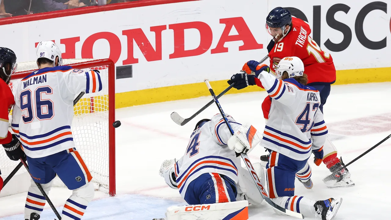 O jogador dos Panthers, Matthew Tkachuk (19), chuta para o gol dos Oilers no jogo 4 da final da Stanley Cup, disputada no dia 12/06/2025 na Amerant Bank Arena, em Sunrise, Flórida. Fonte: NHL (2025).