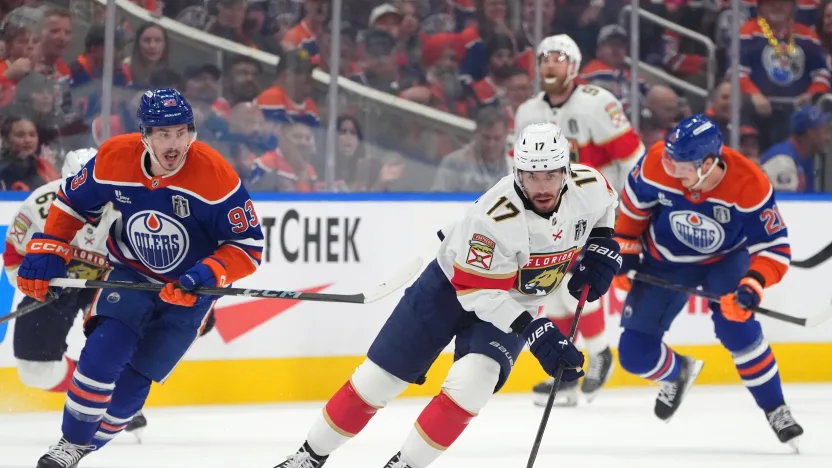 Jogadores disputam o puck no jogo 2 da grande final da Stanley Cup de 2025, disputada entre Panthers e Oilers no dia 06/06/25, em Edmonton. Fonte: NHL (2025)
