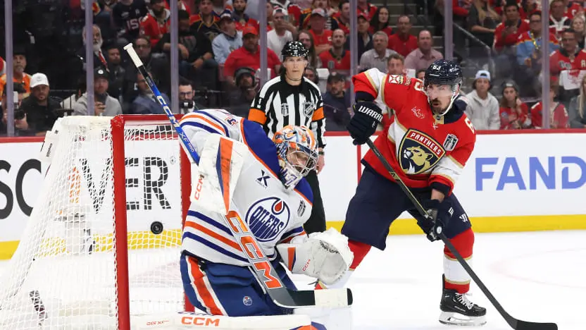 O jogador do Panthers, Brad Marchand marca o primeiro gol, contra os Oilers, no jogo 3 da final da Stanley Cup, disputada no dia 09/06/2025 na Amerant Bank Arena, em Sunrise, Flórida. Fonte: NHL (2025).