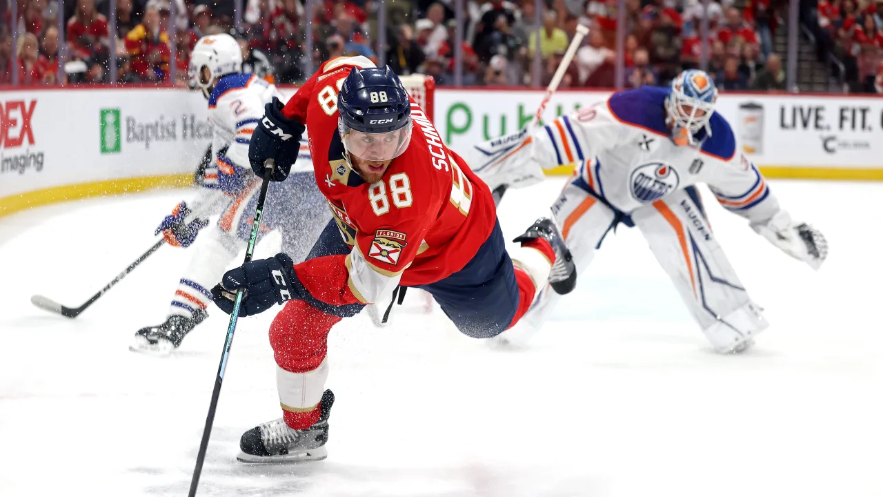 O jogador dos Panthers, Nate Schmidt (88), briga pelo puck, no jogo 4 da final da Stanley Cup, disputada no dia 12/06/2025 na Amerant Bank Arena, em Sunrise, Flórida. Fonte: NHL (2025). https://www.nhl.com/panthers/multimedia/galleries/stanley-cup-final-game-4