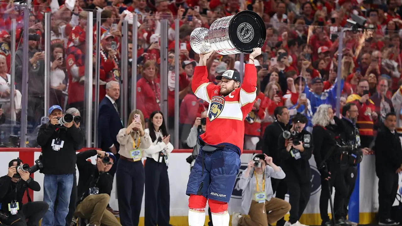 O capitão dos Panthers, Aleksander Barkov, levanta a Stanley Cup 2025, conquistada no jogo 6 da final da NHL – Fonte: NHL (2025).
