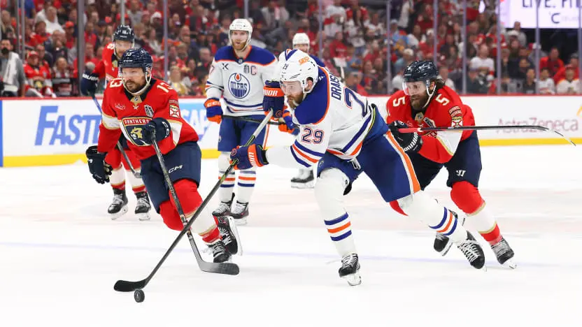 O jogador dos Oilers Leon Draisaitl (29) marca o gol da vitória, no jogo 4 da final da Stanley Cup, disputada no dia 12/06/2025 na Amerant Bank Arena, em Sunrise, Flórida. Por Tracey Myers – Foto Getty Images - Fonte: NHL (2025).