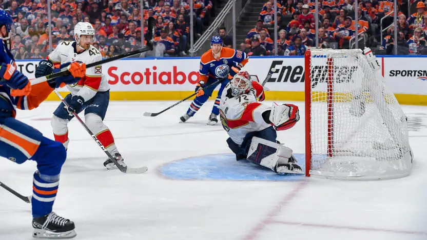 O goleiro do time da Flórida defende chute de atacante dos Oilers, no jogo 2 da grande final da Stanley Cup de 2025, disputada entre Panthers e Oilers no dia 06/06/25, em Edmonton. Fonte: NHL (2025)