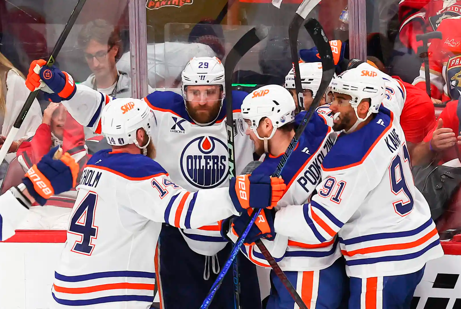 O jogador dos Oilers Leon Draisaitl (centro) comemora o seu gol com os companheiros de time, no jogo 4 da final da Stanley Cup, disputada no dia 12/06/2025 na Amerant Bank Arena, em Sunrise, Flórida. Foto: Media D3 Nhle - Fonte: NHL (2025).