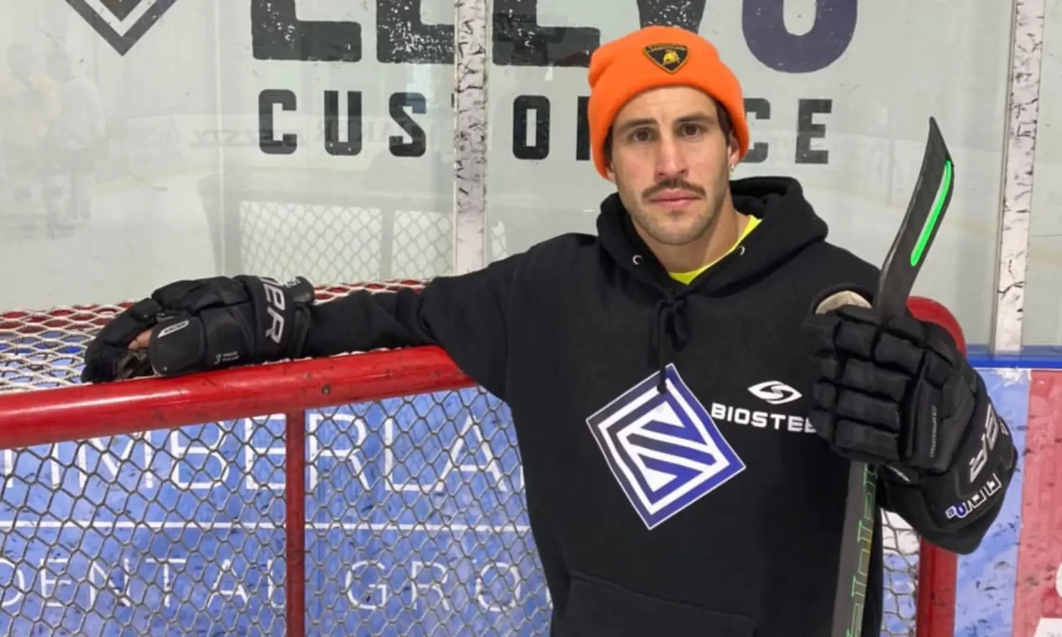 Peter Lenes, conhecido como Swaggy P – Fonte: Hockey Shot (2024)Peter Lenes, conhecido como Swaggy P – Fonte: Hockey Shot (2024)