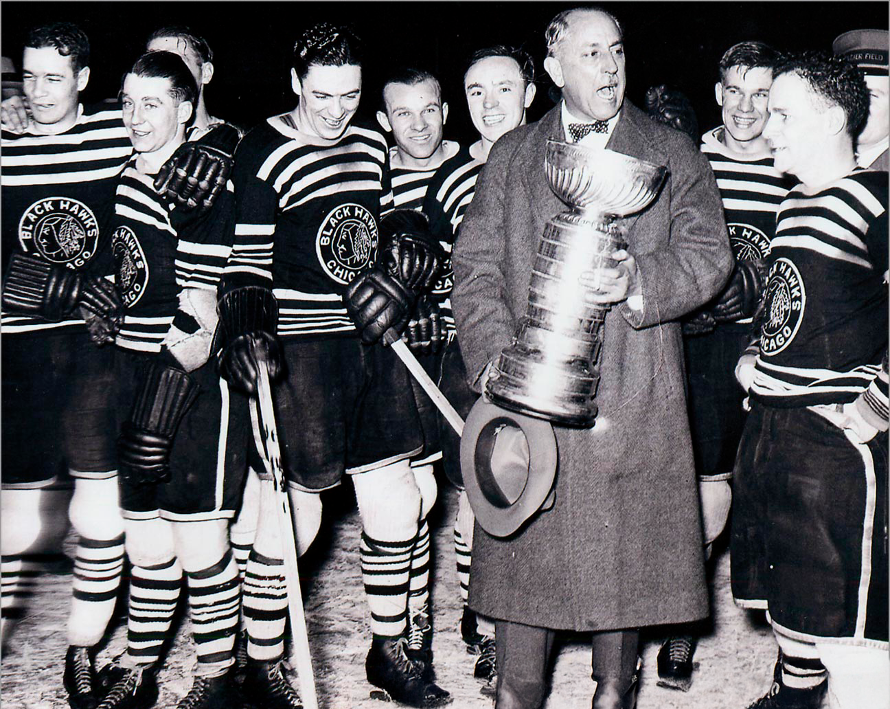 A NHL (National Hockey League) foi criada em 26 de novembro de 1917, em Montreal, Canadá, com 4 times: Montreal Canadiens, Montreal Wanderers, Ottawa Senators e Toronto Arenas, que mais tarde se chamaria Toronto Mapple Leafs. No início da liga, não existia uma preocupação com a utilização das Jerseys (uniformes de hockey no gelo).