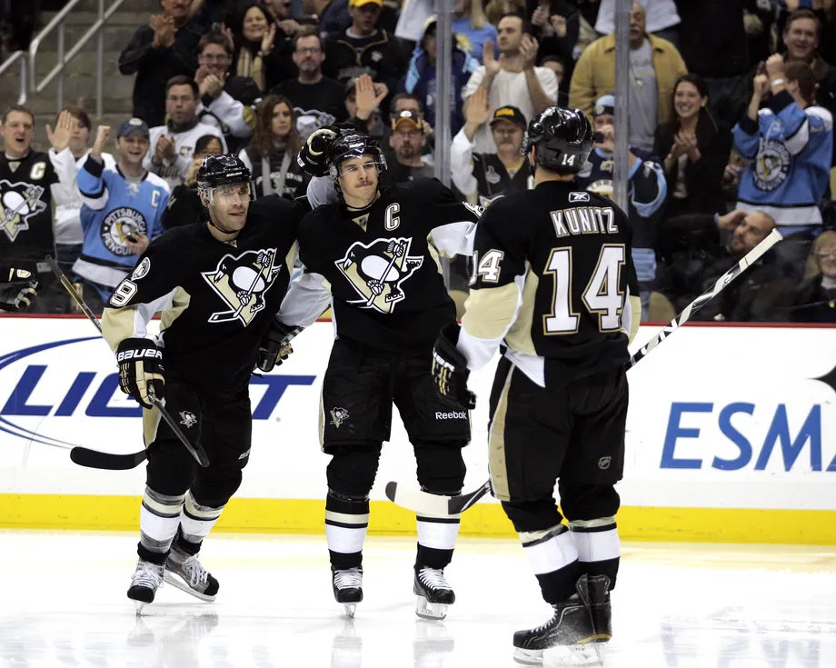 Jogadores do Pittisburg Penguins, com Jersey utilizada no início dos anos 2000 – Foto: Justin K. Aller/Getty Images - Fonte: Pensburgh (2019)
