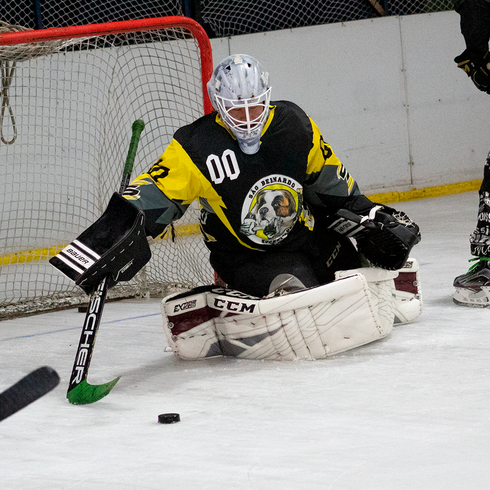 Participante do treinamento com Swaggy P, na Arena Ice Brasil, em São Paulo (SP) – Foto: Victor Valêncio / Ice Hockey Br (2023)