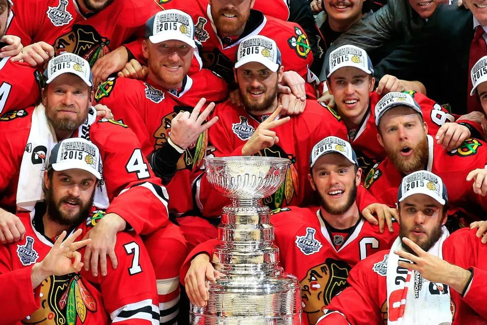 Jogadores do Chicago Blackhawks comemoram a conquista da Stanley Cup de 2015– Por: Victor Calle - Fonte: Historia Deportiva (2015)