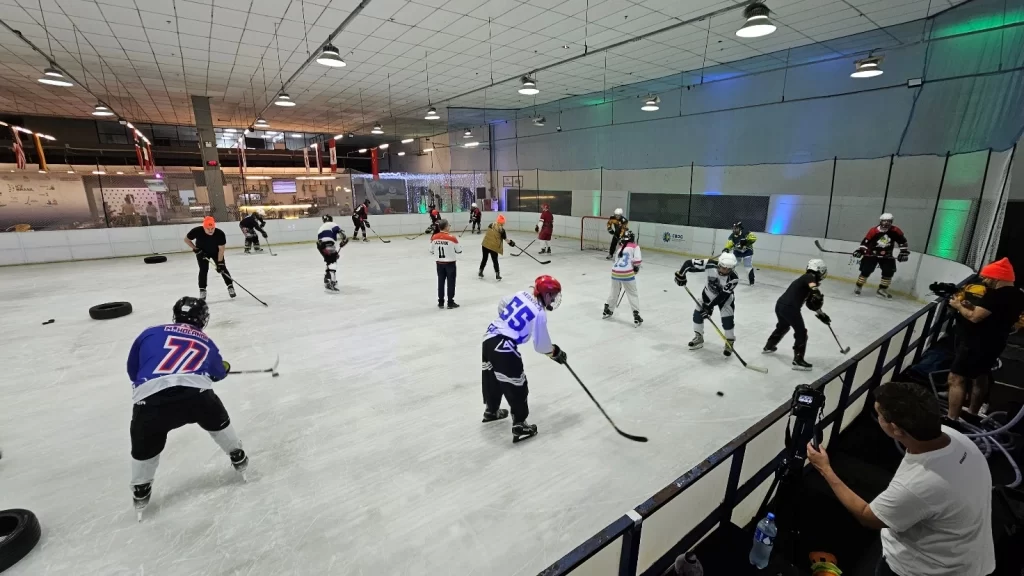 Treinamento de Hockey na pista de gelo da Arena Ice Brasil – Foto: Victor Valêncio - Fonte: Ice Hockey Br (2024)