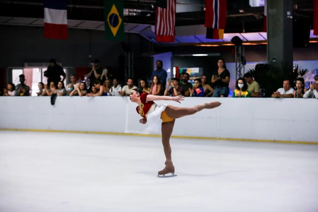 Patinadora competindo na edição de 2023 do Campeonato Brasileiro de Patinação Artística no gelo – Fonte: CBDG (2023)